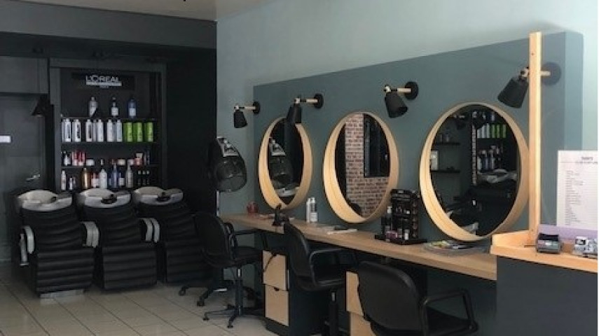 Salon de coiffure spacieux