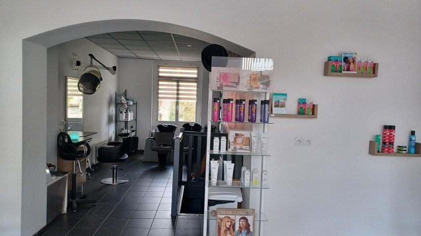 Salon de coiffure homme femme enfant à reprendre - CC Marches du Velay-Rochebaron (43)