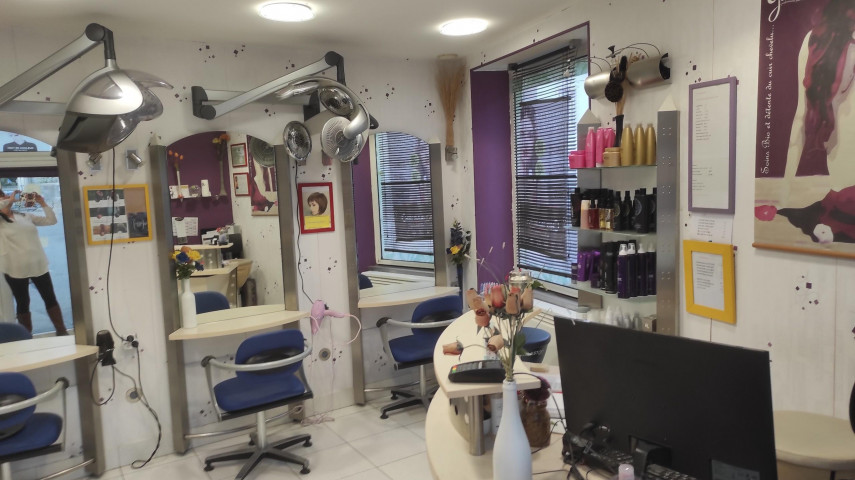 Salon de coiffure mixte à reprendre - Nord de l’Indre et Loire  (37)