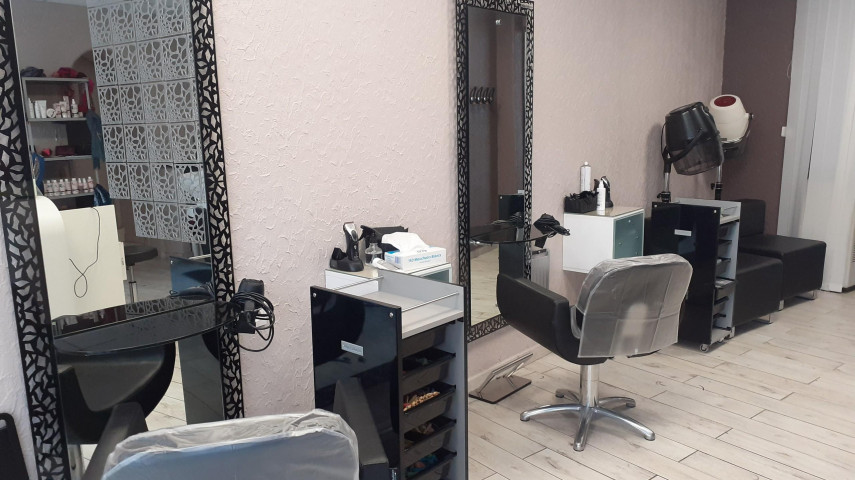 Salon de coiffure mixte à reprendre - GENSAC LA PALLUE (16)