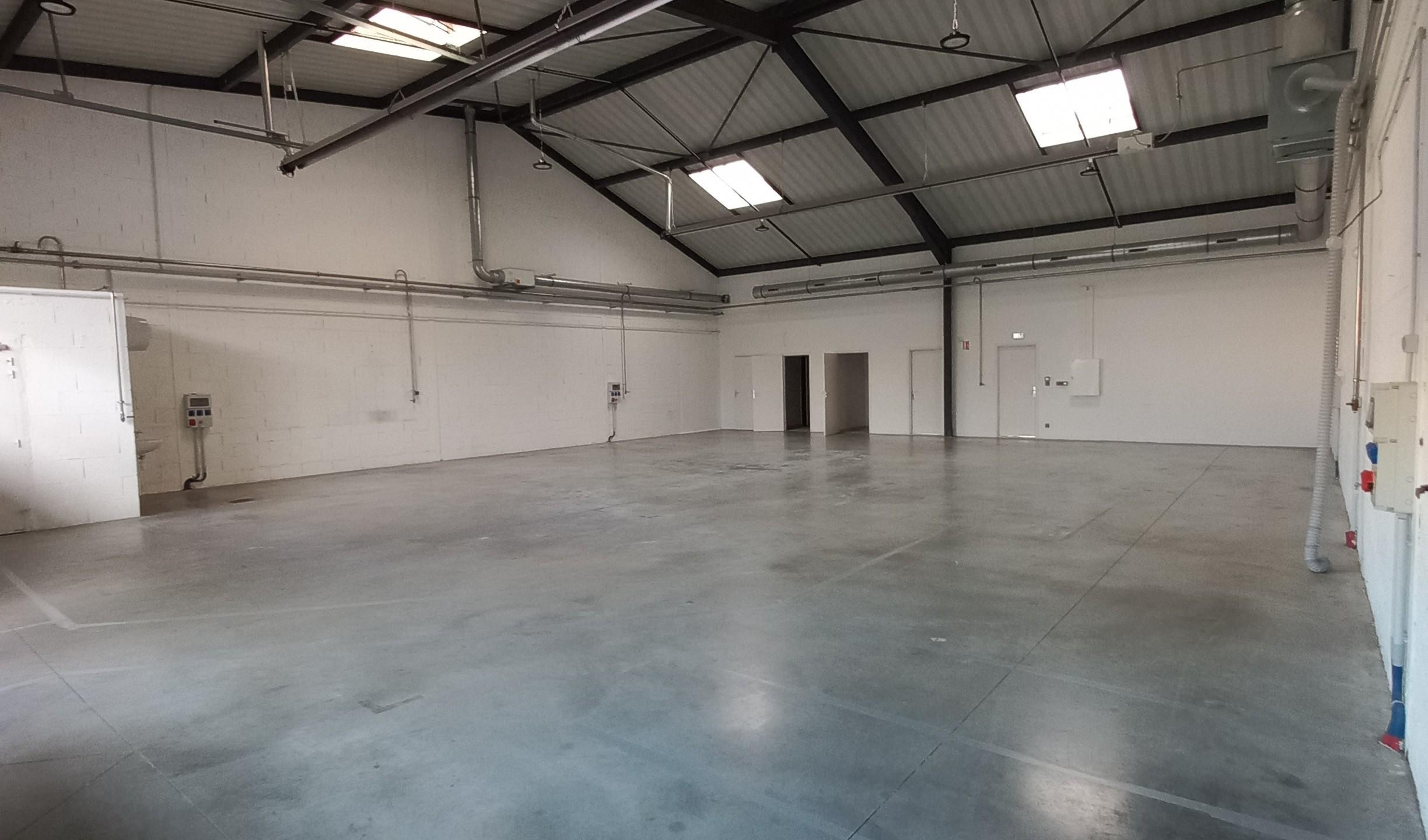 ATELIER AVEC BUREAUX 300 M² À LOUER