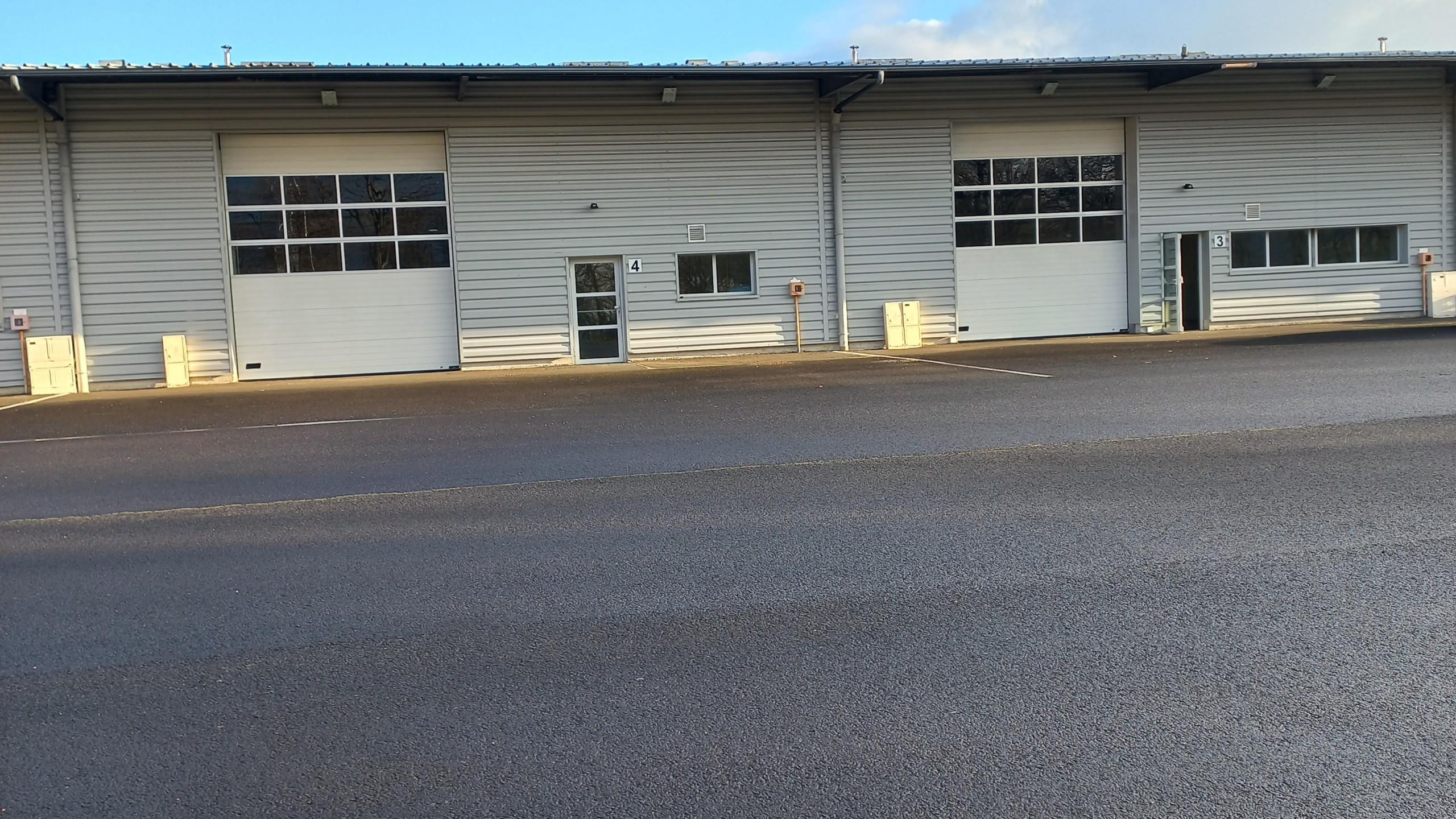 ATELIER AVEC BUREAUX 600 M² À LOUER