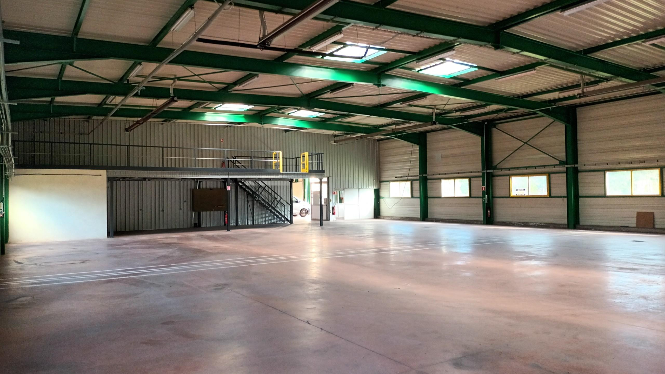 ATELIER AVEC BUREAUX 1.300 M² A VENDRE