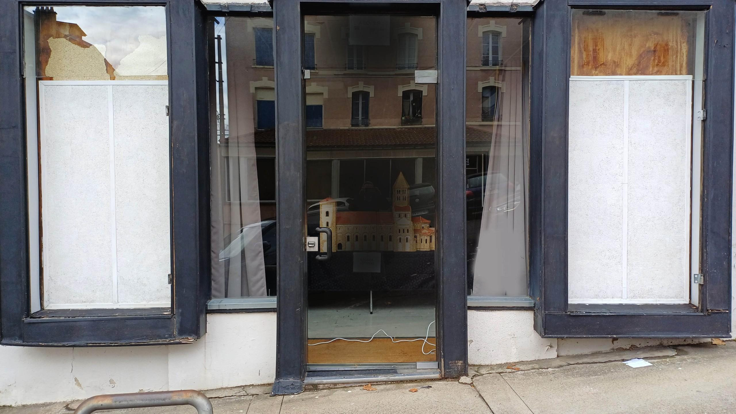 LOCAL COMMERCIAL 70 M² AVEC VITRINES À LOUER